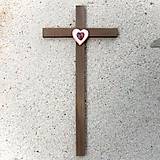 Dekorácie - Drevený kríž s Krištáľovým Srdcom - 10758547_