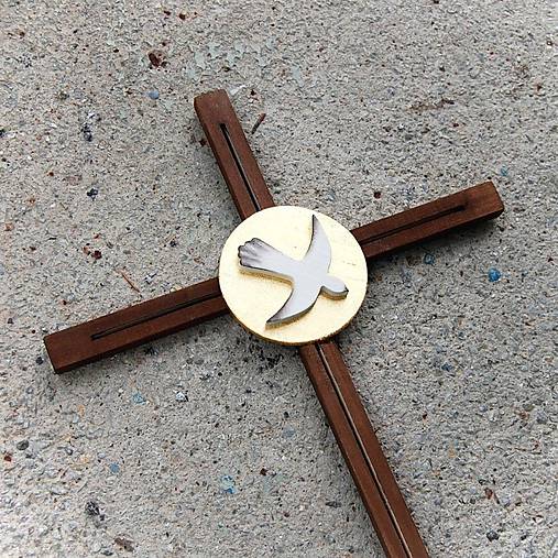  - Drevený kríž s holubicou k Birmovke (35 cm - Hnedá) - 10758510_