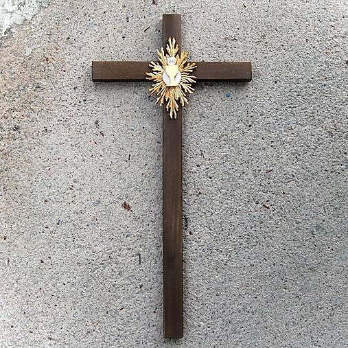 Drevený kríž s kalichom k Svätému prijímaniu