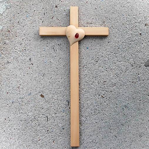  - Tmavý drevený kríž so Srdcom a Slzou (45cm - Béžová) - 10758942_