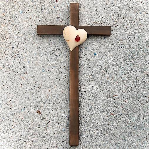  - Tmavý drevený kríž so Srdcom a Slzou (45cm - Hnedá) - 10758943_