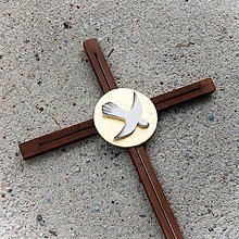Dekorácie - Drevený kríž s holubicou k Birmovke (46 cm - Hnedá) - 10758447_