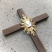 Dekorácie - Drevený kríž s kalichom k Svätému prijímaniu (54cm - Hnedá) - 10758536_