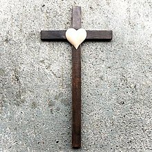 Dekorácie - Tmavý drevený kríž so Srdcom - 10758895_