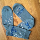 Ponožky, pančuchy, obuv - Maľované ponožky pre ženícha (šedé s nápisom: "Ja nič.../ ...ja muzikant + dátum svadby") - 10767220_