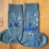 Ponožky, pančuchy, obuv - Maľované ponožky pre ženícha (šedé s nápisom: "Ja nič.../ ...ja muzikant + dátum svadby") - 10767221_