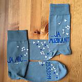Ponožky, pančuchy, obuv - Maľované ponožky pre ženícha (šedé s nápisom: "Ja nič.../ ...ja muzikant + dátum svadby") - 10767222_