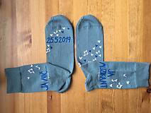 Ponožky, pančuchy, obuv - Maľované ponožky pre ženícha (šedé s nápisom: "Ja nič.../ ...ja muzikant + dátum svadby") - 10767224_