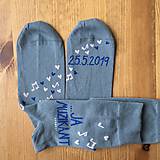 Ponožky, pančuchy, obuv - Maľované ponožky pre ženícha (šedé s nápisom: "Ja nič.../ ...ja muzikant + dátum svadby") - 10767225_
