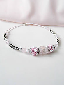 Náhrdelníky - Bledoružový náhrdelník s kovovými časťami a ruženínom - 10771500_