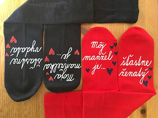 Maľované ponožky s nápisom: "Môj manžel (Moja manželka) je šťastne ženatý (vydatá)" (Bez dátumu)