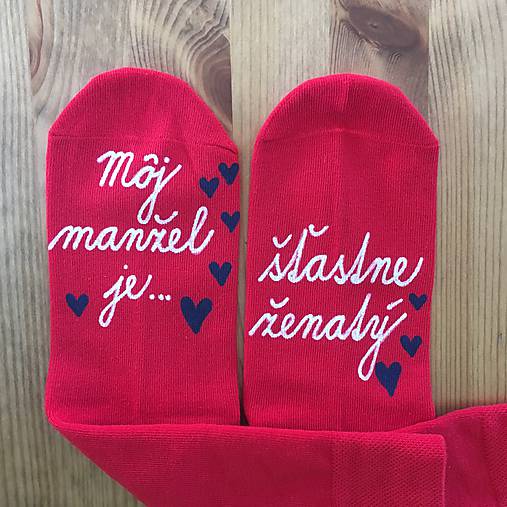 Maľované ponožky s nápisom: "Môj manžel (Moja manželka) je šťastne ženatý (vydatá)" (Bez dátumu)