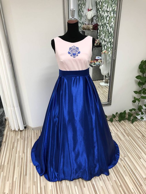 Ružovo-modré šaty s folklórnym vzorom