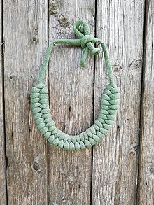 Náhrdelníky - Viazaný náhrdelník - rybí chvost (Zelená) - 10780622_