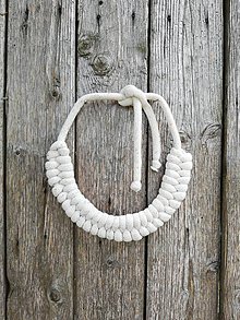 Náhrdelníky - Viazaný náhrdelník - rybí chvost (Biela) - 10780624_