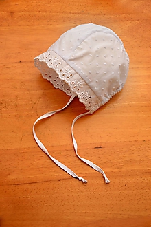 Detské čiapky - Ultraľahký čepček batist & ivory s krajkou (Snehobiela) - 10780151_
