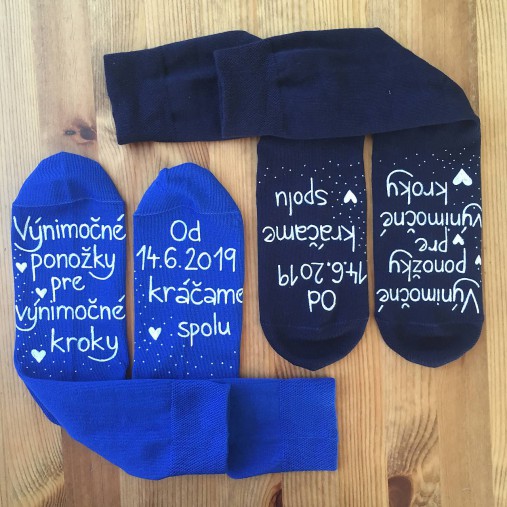 Maľované ponožky pre novomanželov s nápisom "Výnimočné ponožky pre výnimočné kroky/ Od (dátum) kráčame spolu (tmavomodré + kráľovské modré)
