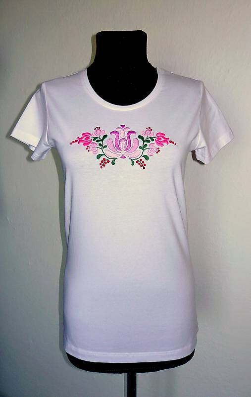 Topy, tričká, tielka - Ručne vyšívané dámske tričko - 10796177_