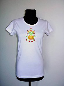 Topy, tričká, tielka - Ručne vyšívané dámske tričko - 10796176_