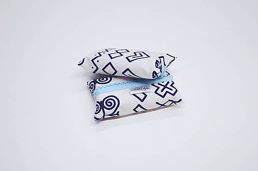 Prenosný obal / zásobník na papierové vreckovky bielo-modré čičmany