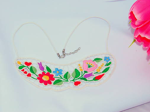 Náhrdelníky - Vyšívaný náhrdelník  - 10801603_