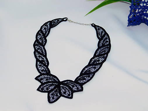 Náhrdelníky - Elegantný vyšívaný náhrdelník - 10801612_