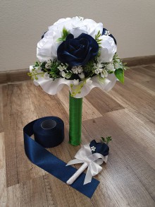 Kytice pre nevestu - Svadobná kytica s umelými kvetmi (tmavo-modrá) - 10805579_