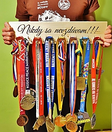 Dekorácie - Vešiak na medaily "Nikdy sa nevzdávam" - 10804467_