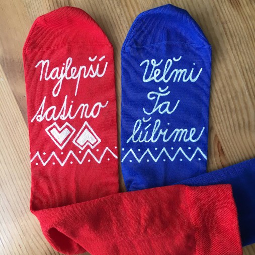 Maľované ponožky pre najlepšieho ocka / tata / tatina / ocinka (Folk mix červená+modrá ponožka)