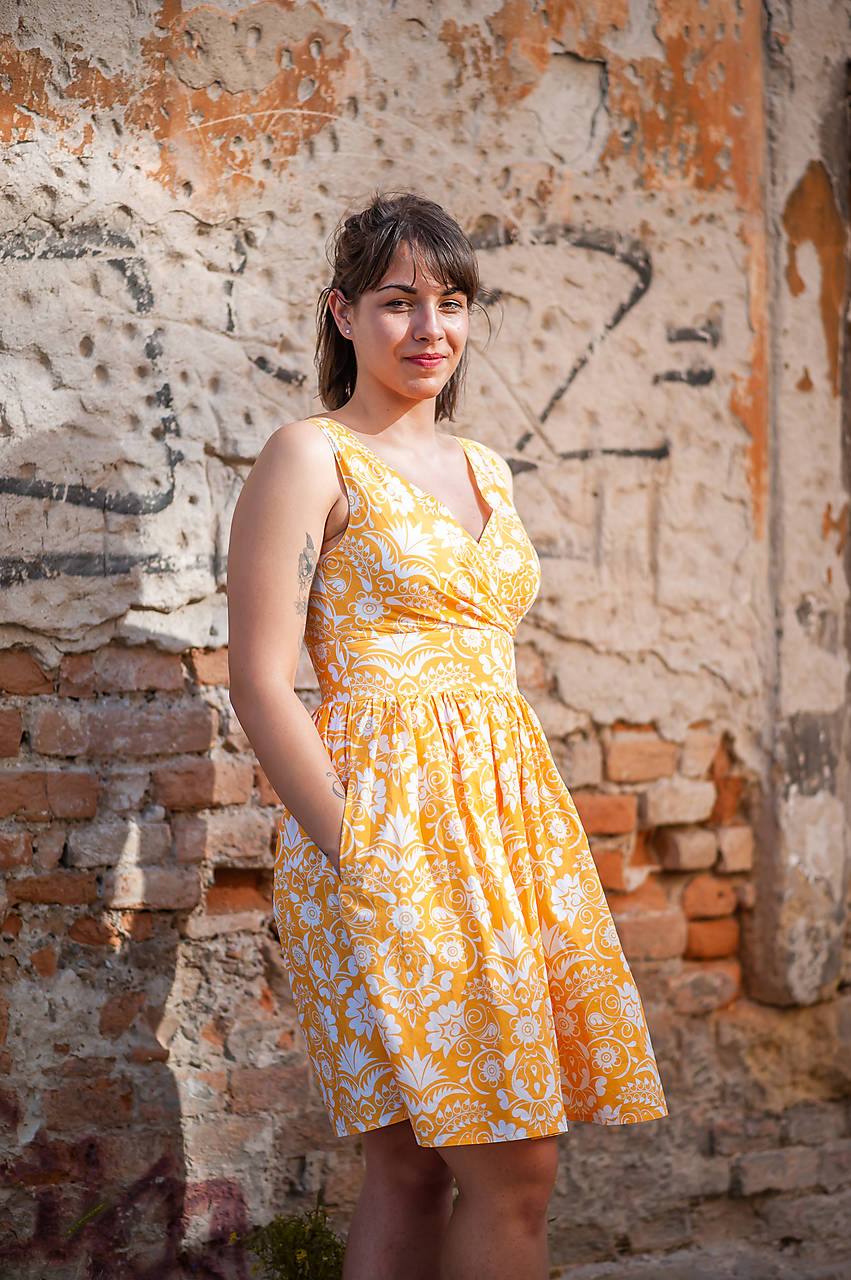 žlté šaty s ornamentom