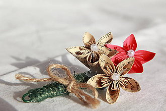 Svadobné pierka - Svadobné pierko z papierových origami kvietkov (rôzne farby) - 10824268_