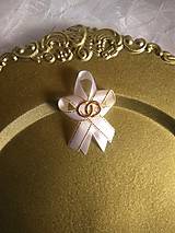 Svadobné pierka - biele pierko so zlatými obrúčkami - 10828094_