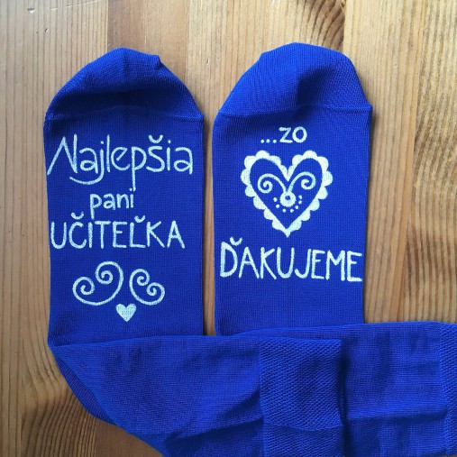 Maľované pestrofarebné ponožky pre Najlepšiu PANI UČITEĽKU a nápisom “zo ❤️ ĎAKUJEME” (MODRÉ)