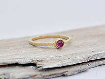 Prstene - 585/1000 zlatý prsteň s granátom rhodolitom - 10835651_