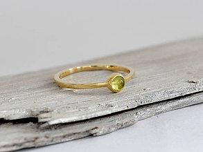 Prstene - 585/1000 zlatý prsteň s prírodným olivínom - 10835628_