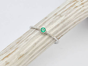 Prstene - 585/1000 zlatý prsteň s prírodným zeleným smaragdom - 10836137_