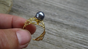 Filigránový prsteň s perlou (farba kovu zlatá, sivo fialová perla, č. 2740)