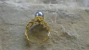 Prstene - Filigránový prsteň s perlou (farba kovu zlatá, sivo fialová perla, č. 2740) - 10837948_