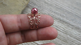Filigránový prsteň s perlou (farba kovu ružová, tmavo ružová perla, č. 2745)