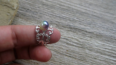 Prstene - Filigránový prsteň s perlou (farba kovu striebro, dúhová perla, č. 2736) - 10837931_