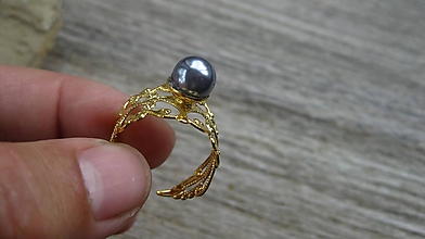 Prstene - Filigránový prsteň s perlou (farba kovu zlatá, sivo fialová perla, č. 2740) - 10837947_