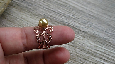 Prstene - Filigránový prsteň s perlou (farba kovu ružová, zlato kávová perla, č. 2743) - 10837956_
