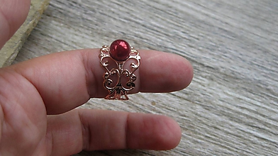 Prstene - Filigránový prsteň s perlou (farba kovu ružová, bordová perla, č.2744) - 10837961_