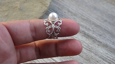 Prstene - Filigránový prsteň s perlou ((farba kovu striebro, biela perla, č. 2732) - 10837979_