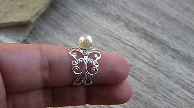 Prstene - Filigránový prsteň s perlou (farba kovu striebro, smotanová perla, č. 2749) - 10837987_