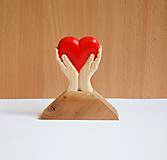 Dekorácie - Dekorácia z dreva - Malé srdce v dlaniach - Darček - 10845433_