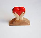 Dekorácie - Dekorácia z dreva - Malé srdce v dlaniach - Darček - 10845436_