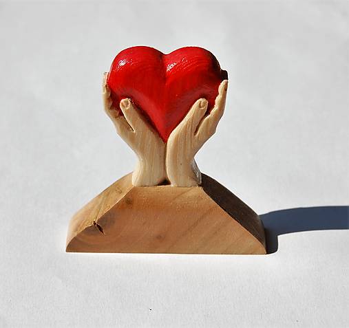Dekorácia z dreva - Malé srdce v dlaniach - Darček