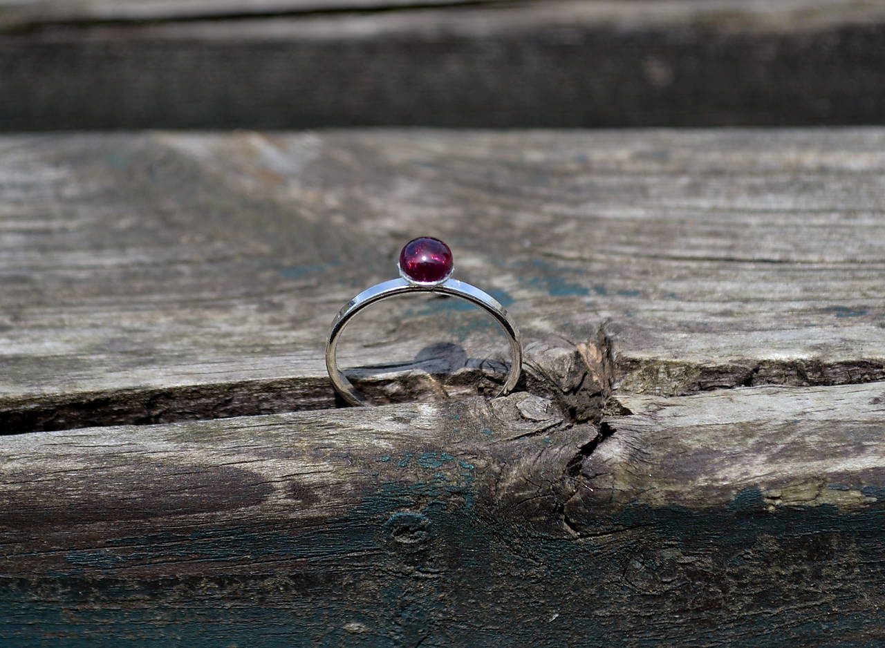 Strieborný prsteň Granát