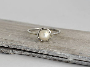 Prstene - 585/1000 zlatý prsteň s prírodnou perlou (biele zlato) - 10857333_